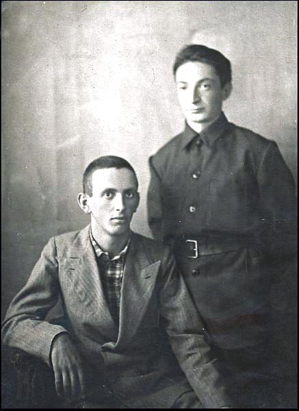 Sitting: Aleksandr Khvoles; standing: his cousin Iosif Baumberg